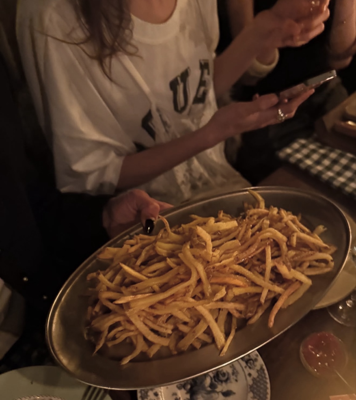 Grand plateau de frites maison à partager, ambiance du soir, Chez Yvette