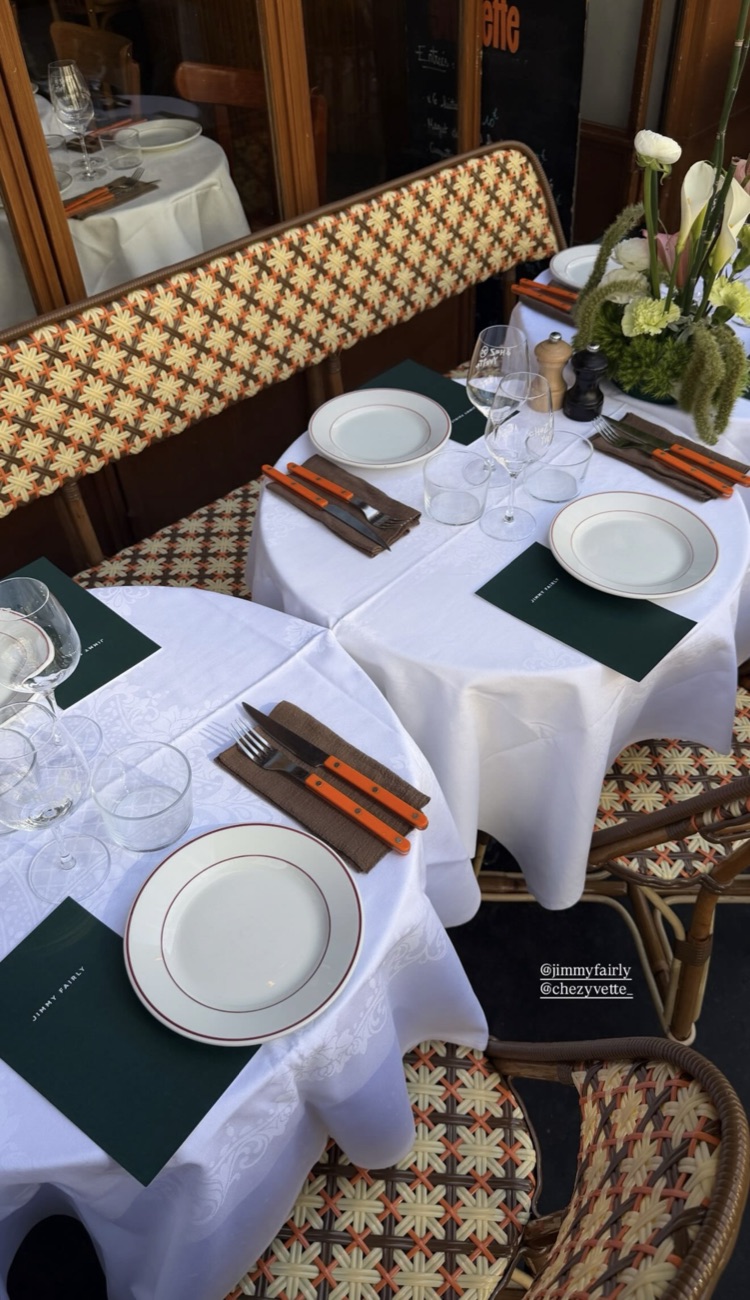 La terrasse animée de Chez Yvette, avenue Trudaine, Paris 9e, au pied de Montmartre