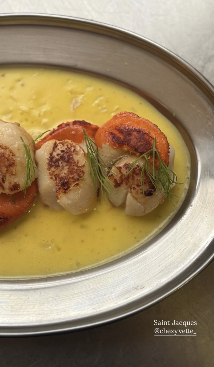 Saint-Jacques snackées, sauce safranée, Chez Yvette