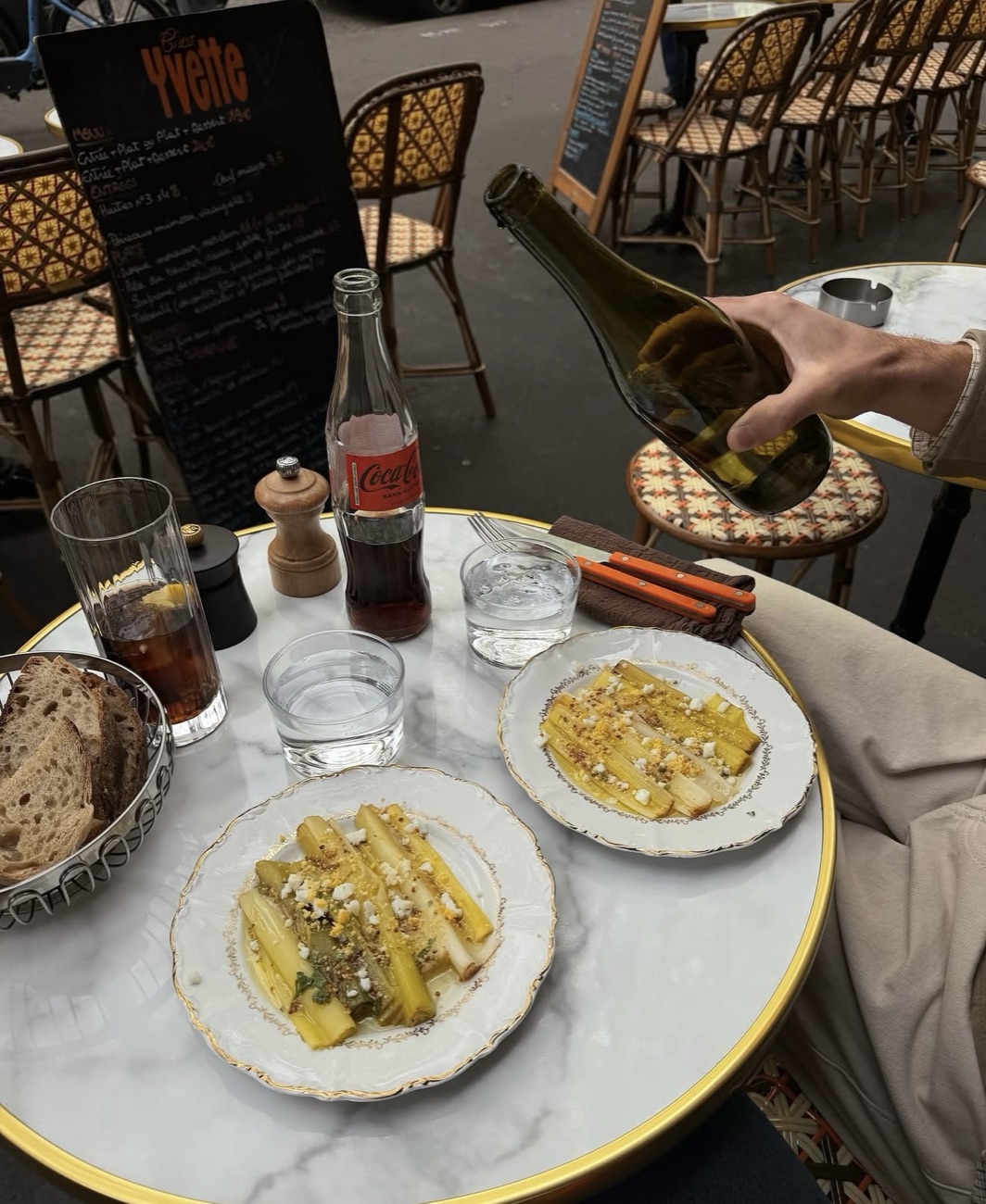 La terrasse de Chez Yvette dressée, chaises en rotin, avenue Trudaine, Paris 9e
